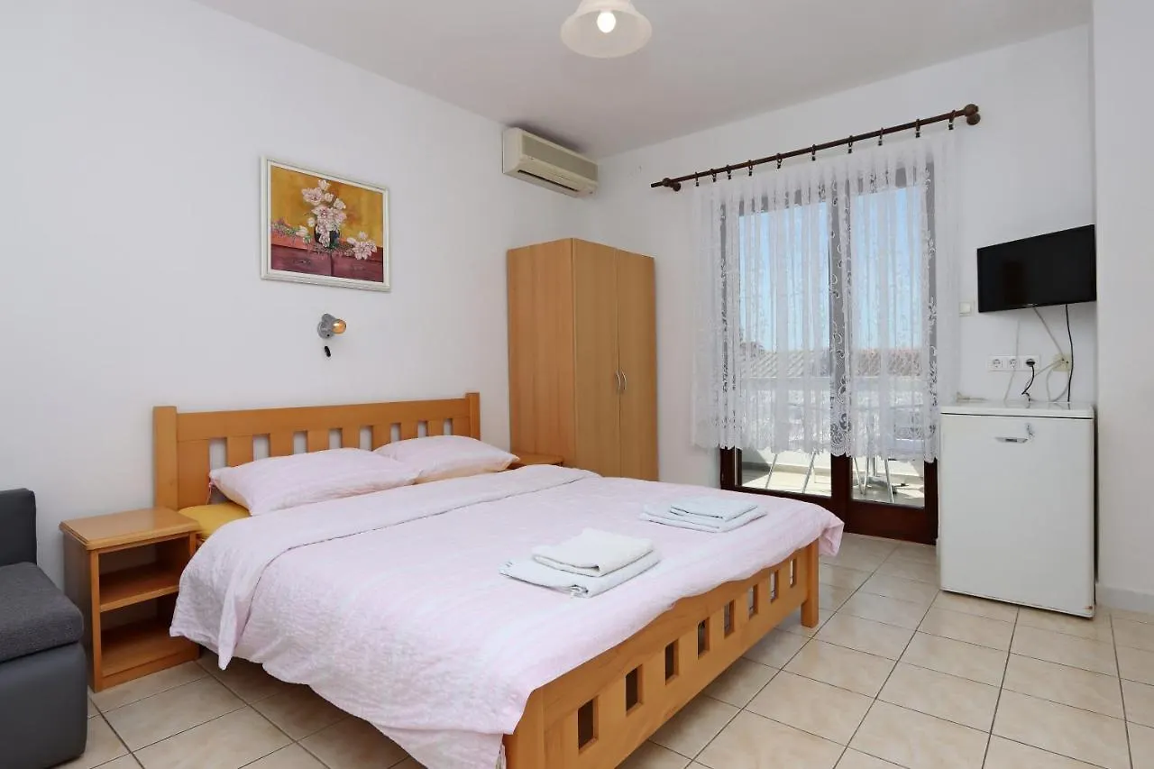 Apartments And Rooms With Parking Space Selce, Crikvenica - 2362 2*, Selce Kroatië